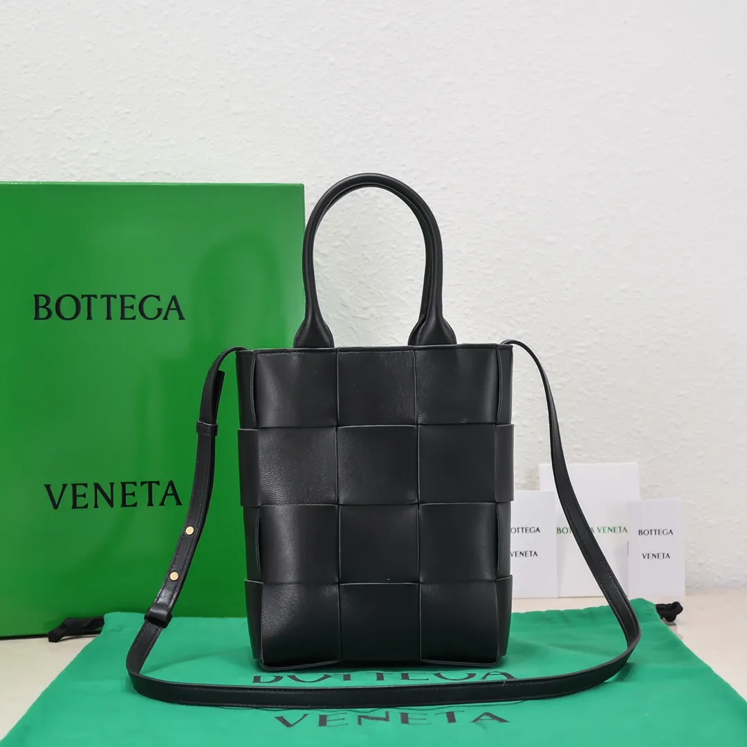 Batch 1460 New 🔻 Mini Intreccio woven leather tote bag with removable shoulder strap • One internal zip pocket • Magnetic closure • Lining: composite sheepskin • Accessories: gold finish • Height: 22 cm • Width: 16.5 cm • Depth: 5.5 cm • Handle height: 11.5 cm • Strap height: 50 cm, model number; 6688-3#